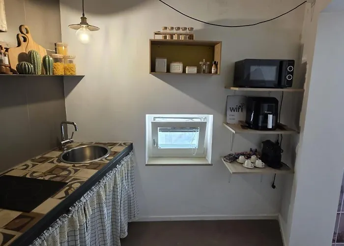 La Caverna - Vecchia, Fronte Mare