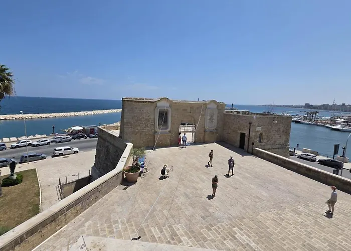 La Caverna - Vecchia, Fronte Mare Bari